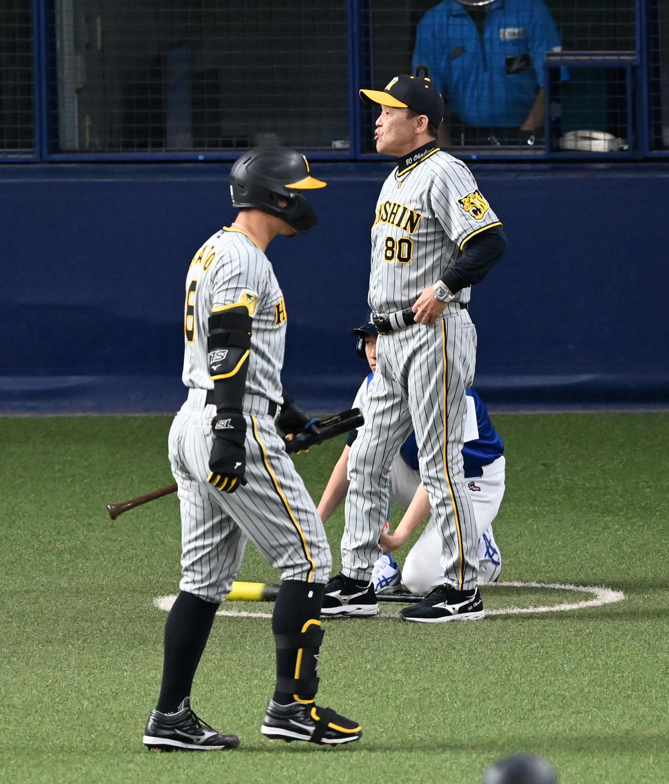 オリックス対阪神　7回、交代を告げる岡田監督（右）。左は空振り三振に倒れた佐藤輝（撮影・前岡正明）