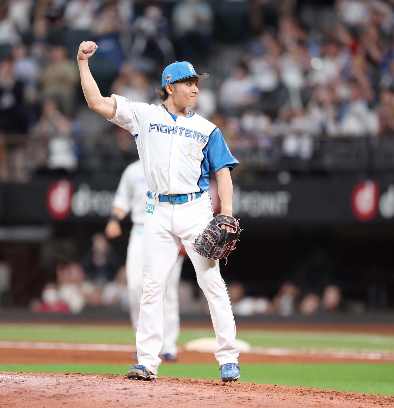 日本ハム対中日　投球数98球でマダックスを達成しガッツポーズの伊藤（撮影・黒川智章）