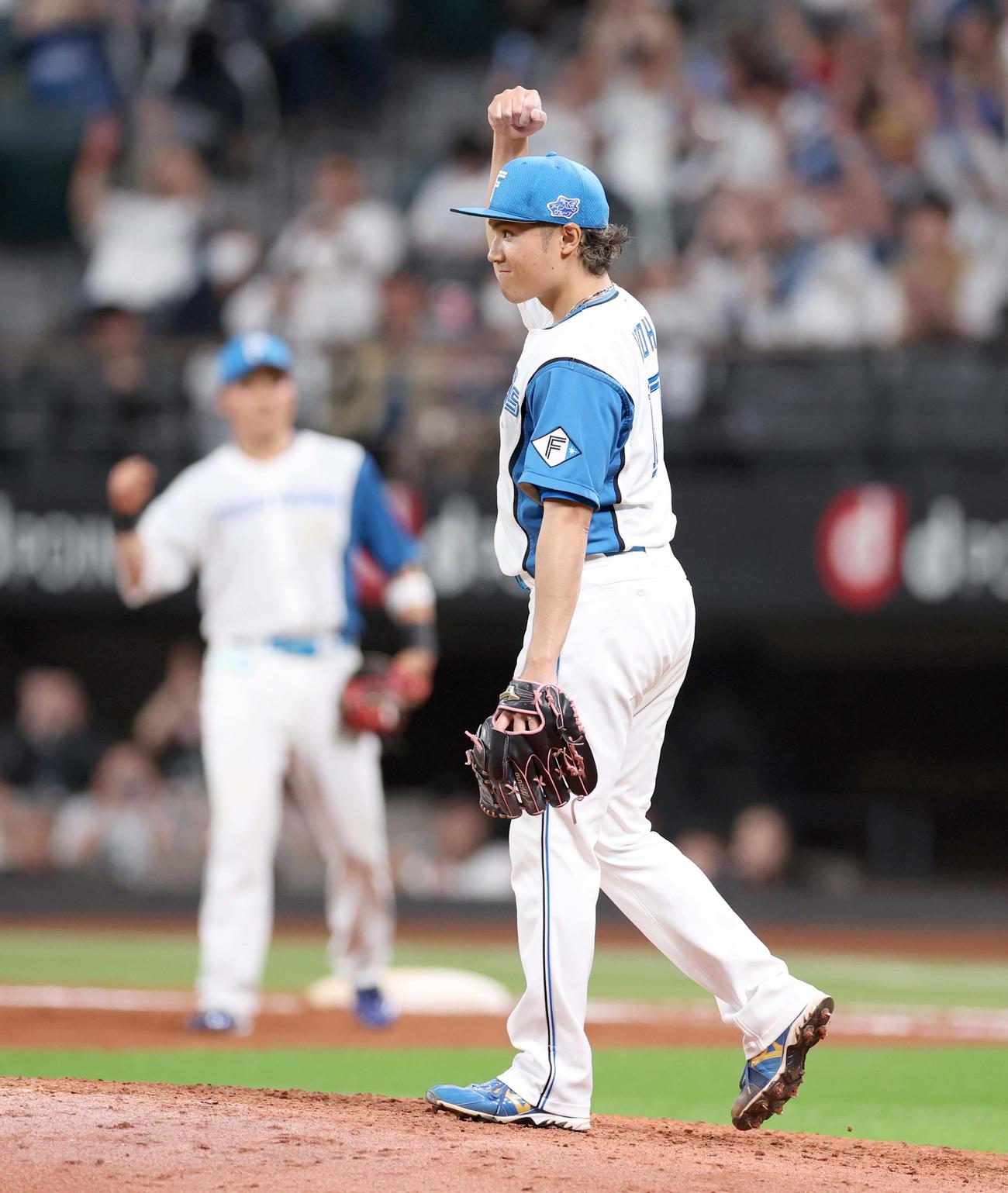 日本ハム対中日　投球数98球でマダックスを達成しガッツポーズの伊藤（撮影・黒川智章）