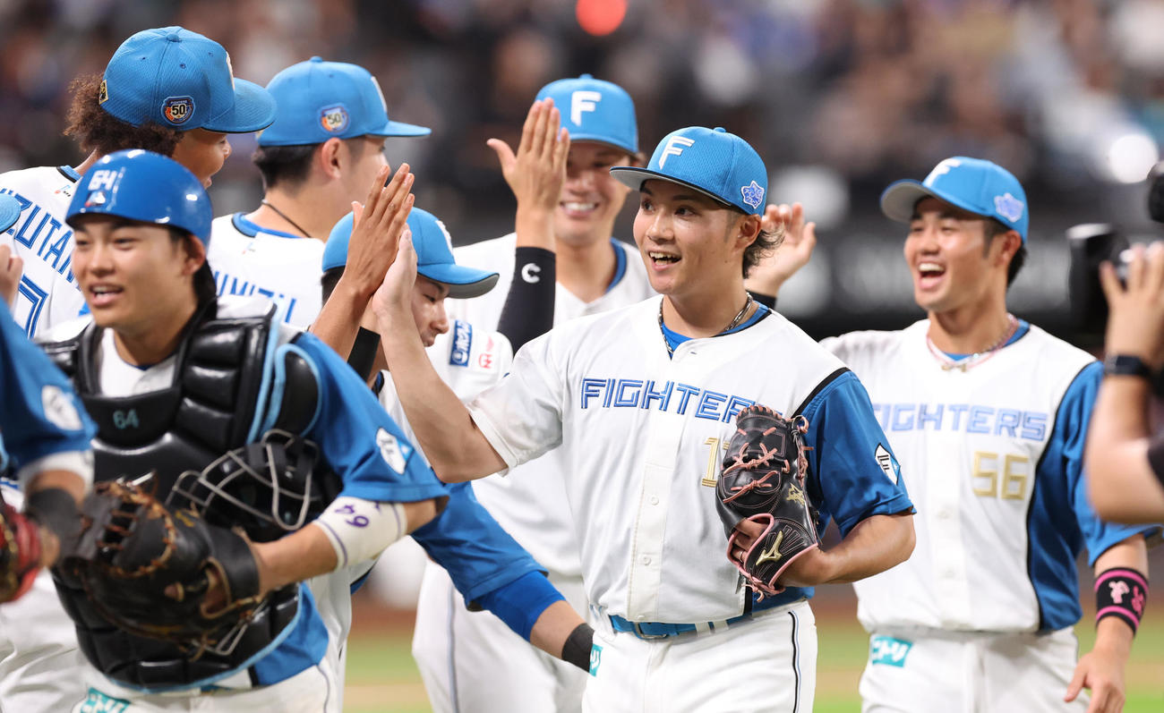 日本ハム対中日　完封勝利を挙げナインに出迎えられる伊藤（中央）（撮影・佐藤翔太）