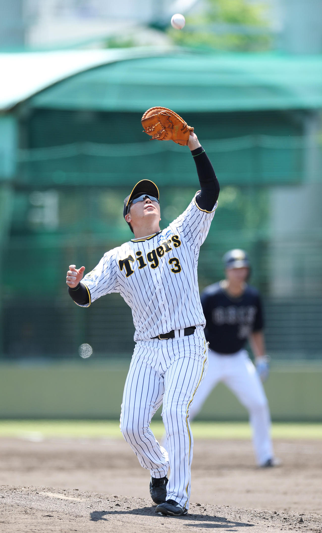 ウエスタン・リーグのオリックス戦で一飛を捕球する阪神大山（撮影・前田充）