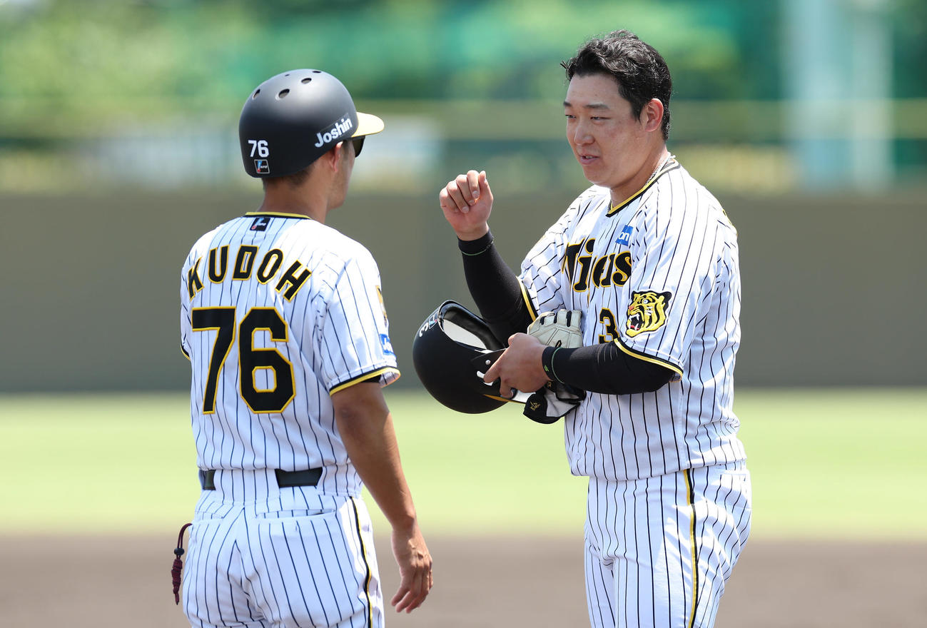 ウエスタン・リーグのオリックス戦で阪神工藤コーチ（左）と言葉を交わす大山（撮影・前田充）