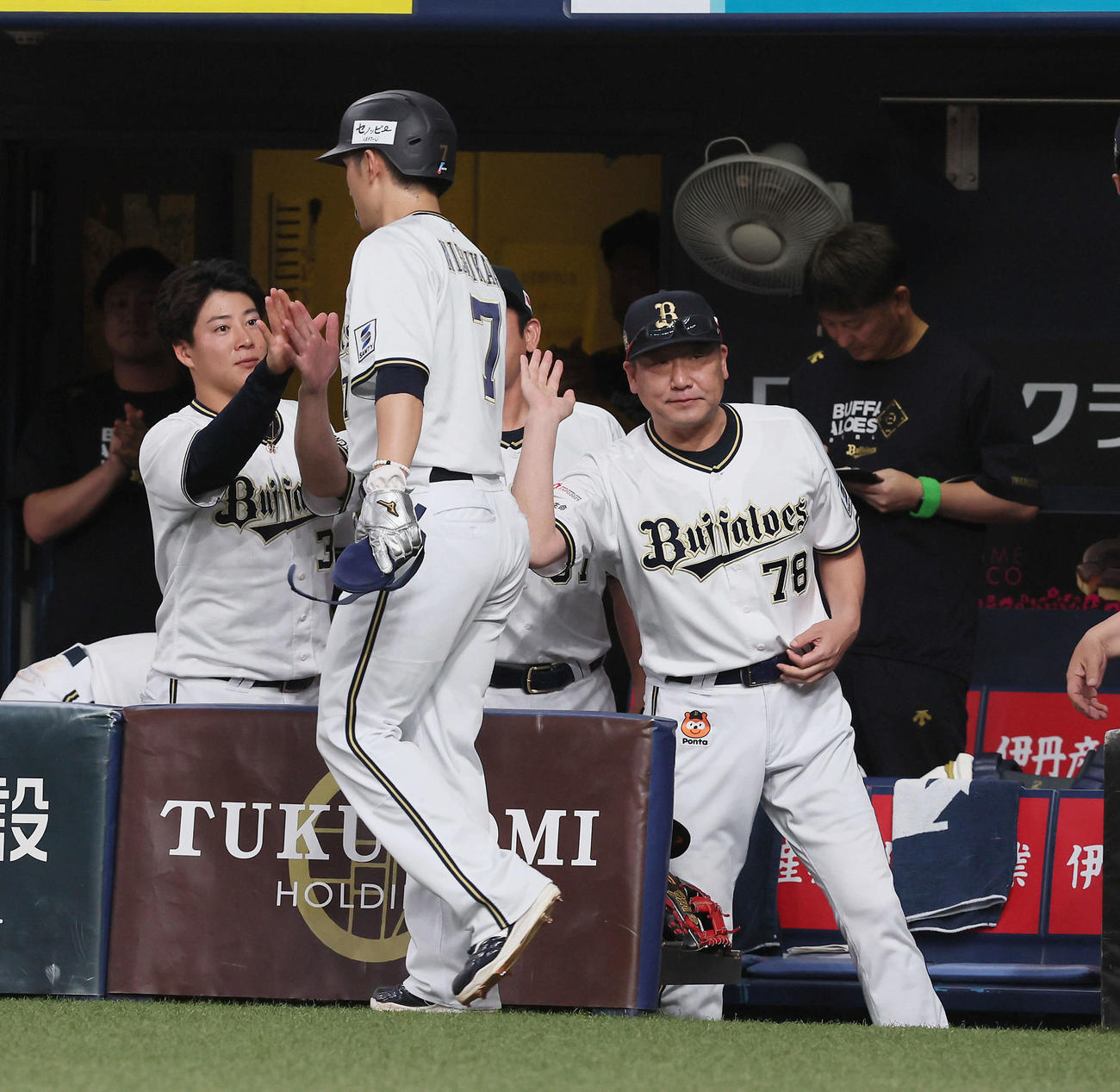オリックス対阪神　4回裏オリックス2死満塁、三塁走者西川（左）が宗の左適時打で生還し中嶋監督がタッチで迎える（撮影・加藤哉）