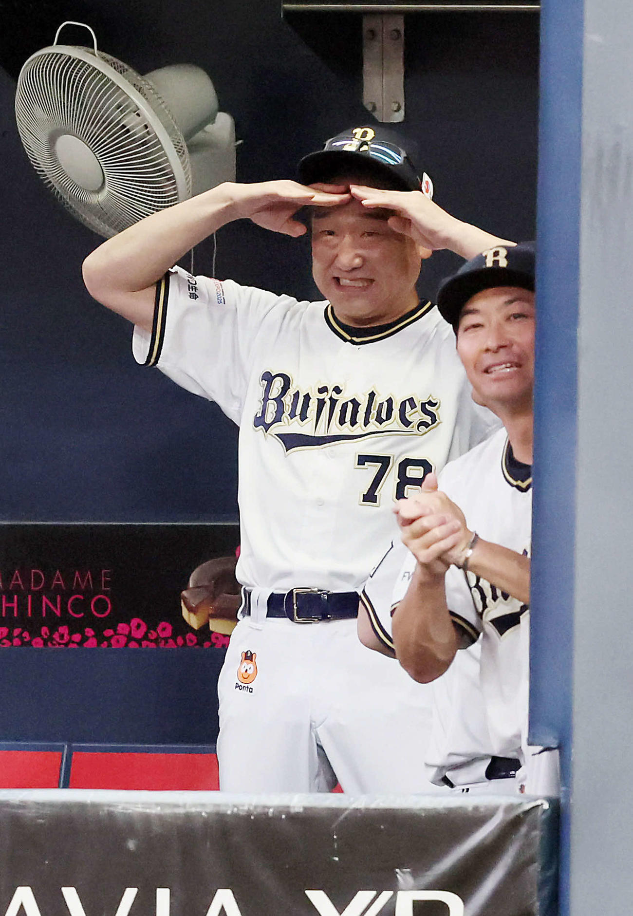 オリックス対阪神　オリックス中嶋聡督はベンチから額に手を当てグラウンドを見る（撮影・加藤哉）