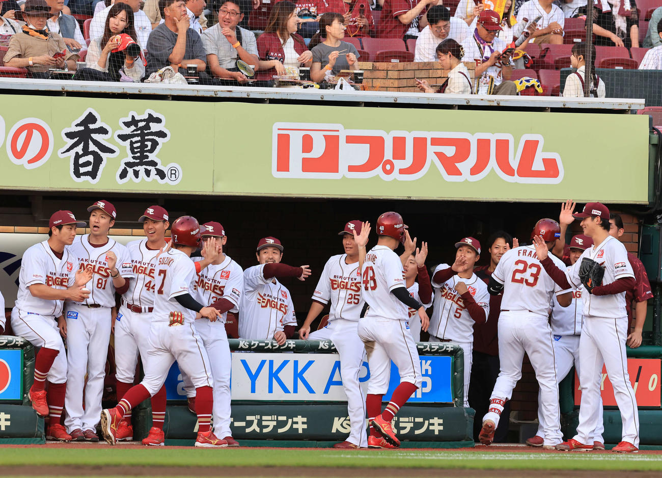 楽天対巨人　1回裏楽天2死二、三塁、フランコ（右から2人目）が3点本塁打を放ち、笑顔で迎える内（右）ら楽天の選手たち（撮影・浅見桂子）
