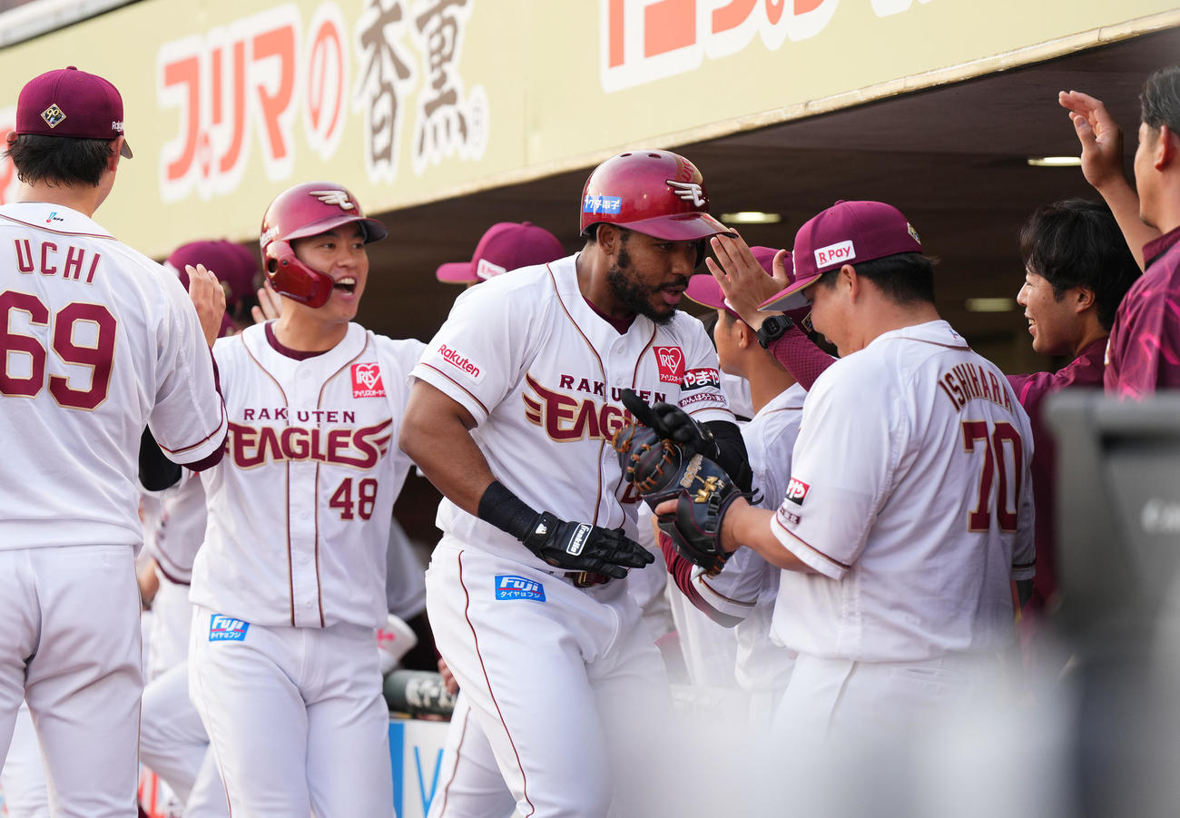 楽天対巨人　1回裏楽天2死二、三塁、左越えに3点本塁打を放ち、ナインに迎えられるフランコ（中央）（撮影・菅敏）