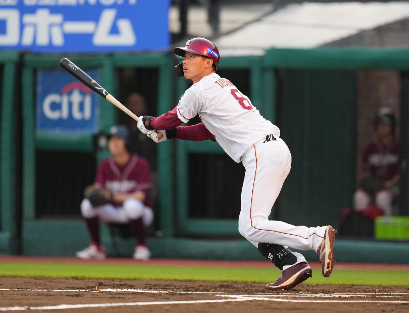 楽天対巨人　1回裏楽天1死一塁、先制の左適時三塁打を放つ辰己（撮影・菅敏）