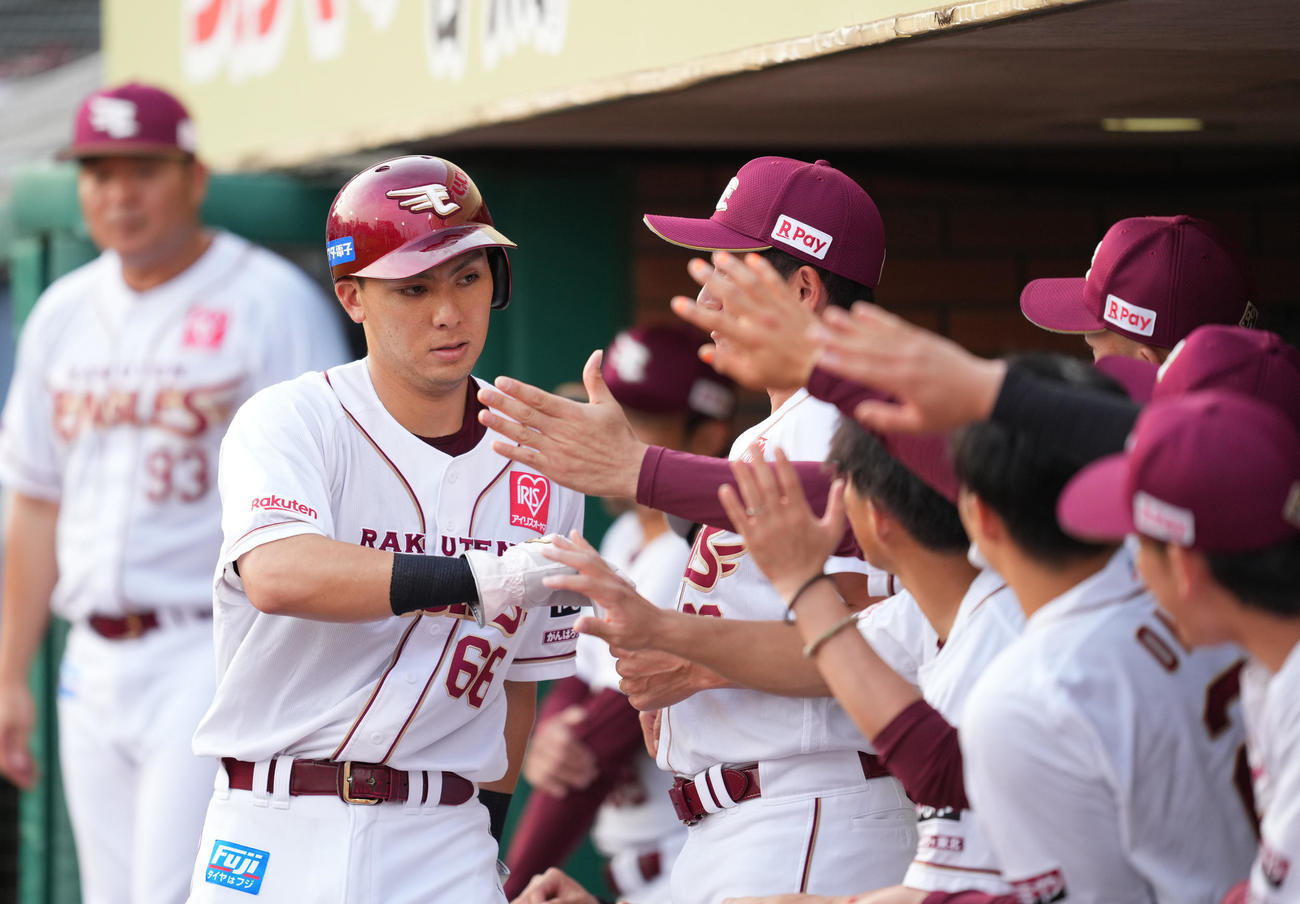 楽天対巨人　1回裏楽天1死一塁、辰己涼介の先制の適時三塁打で一塁から生還し、迎えられる村林左）（撮影・菅敏）