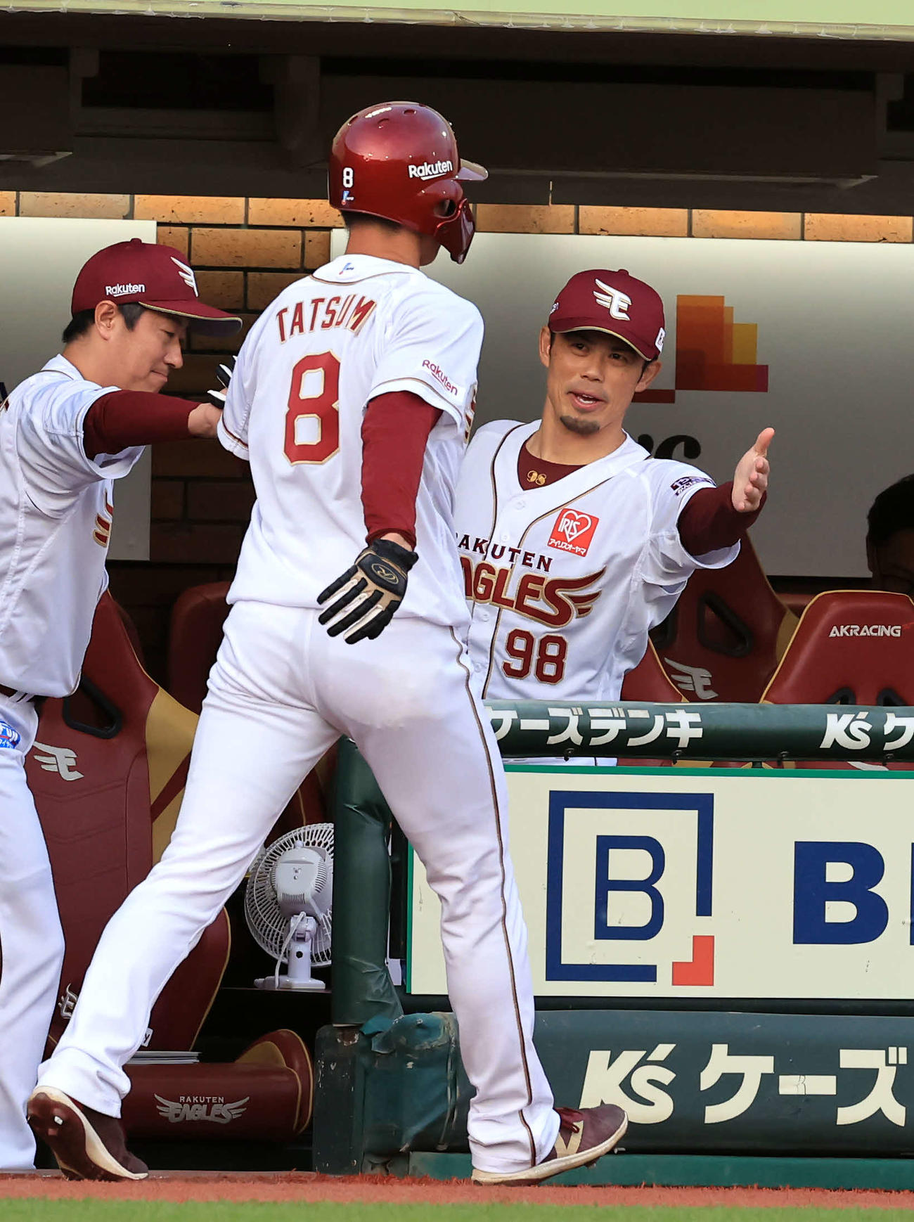 楽天対巨人　1回裏楽天1死三塁、鈴木大の右適時打で生還した辰己（手前）を迎える今江監督（撮影・浅見桂子）