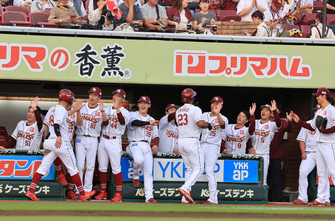 楽天対巨人　1回裏楽天2死二、三塁、フランコ（手前中央）が3点本塁打を放ち、笑顔で迎える内（右）ら楽天の選手たち（撮影・浅見桂子）
