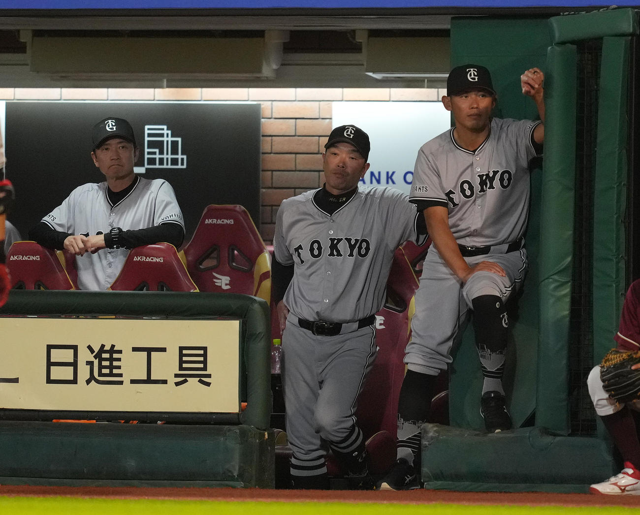 楽天対巨人　9回、ベンチで浮かない表情を見せる巨人阿部監督（中央）（撮影・菅敏）
