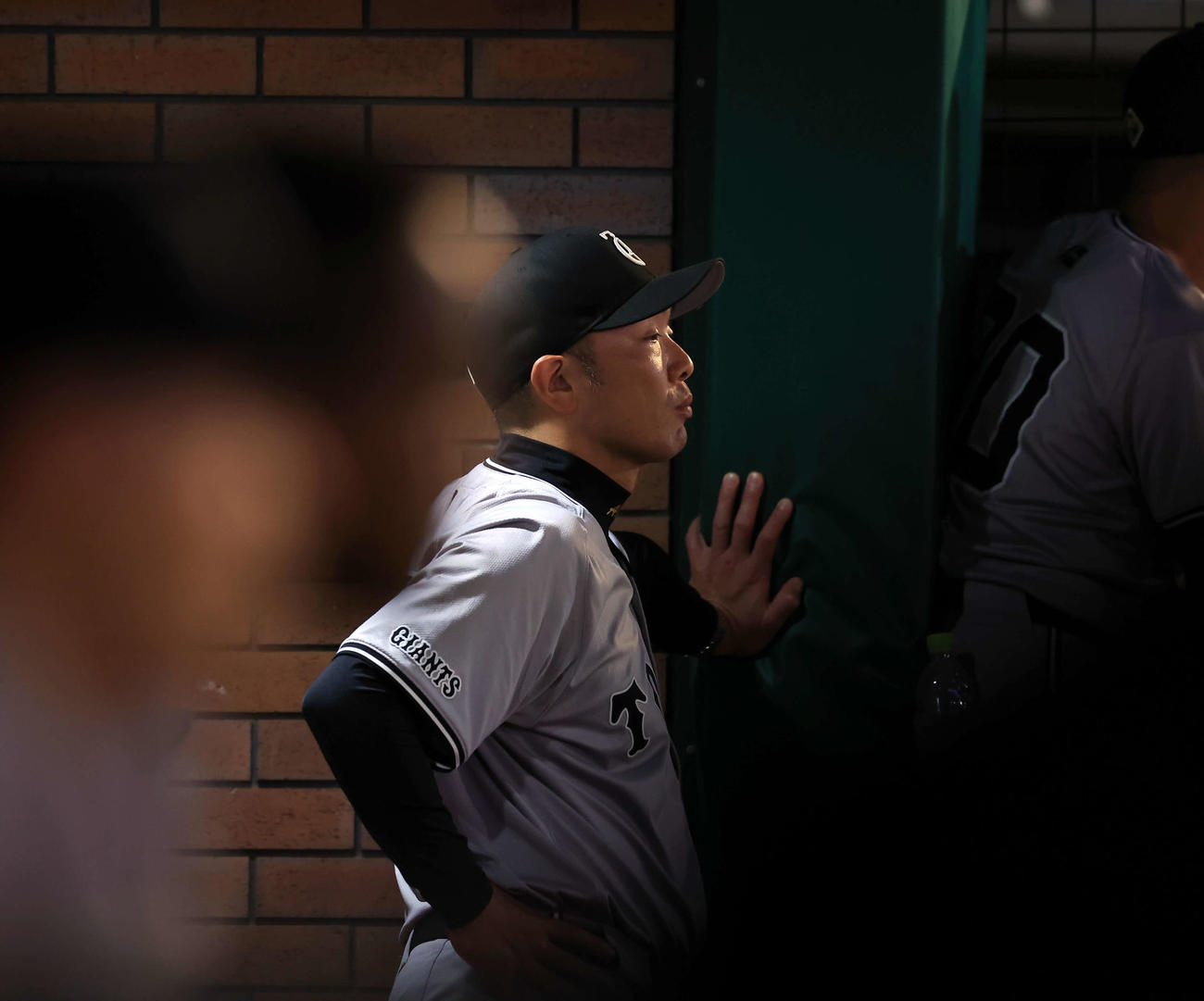 楽天対巨人　9回表巨人の攻撃中、無表情で試合を見つめる阿部監督（撮影・浅見桂子）
