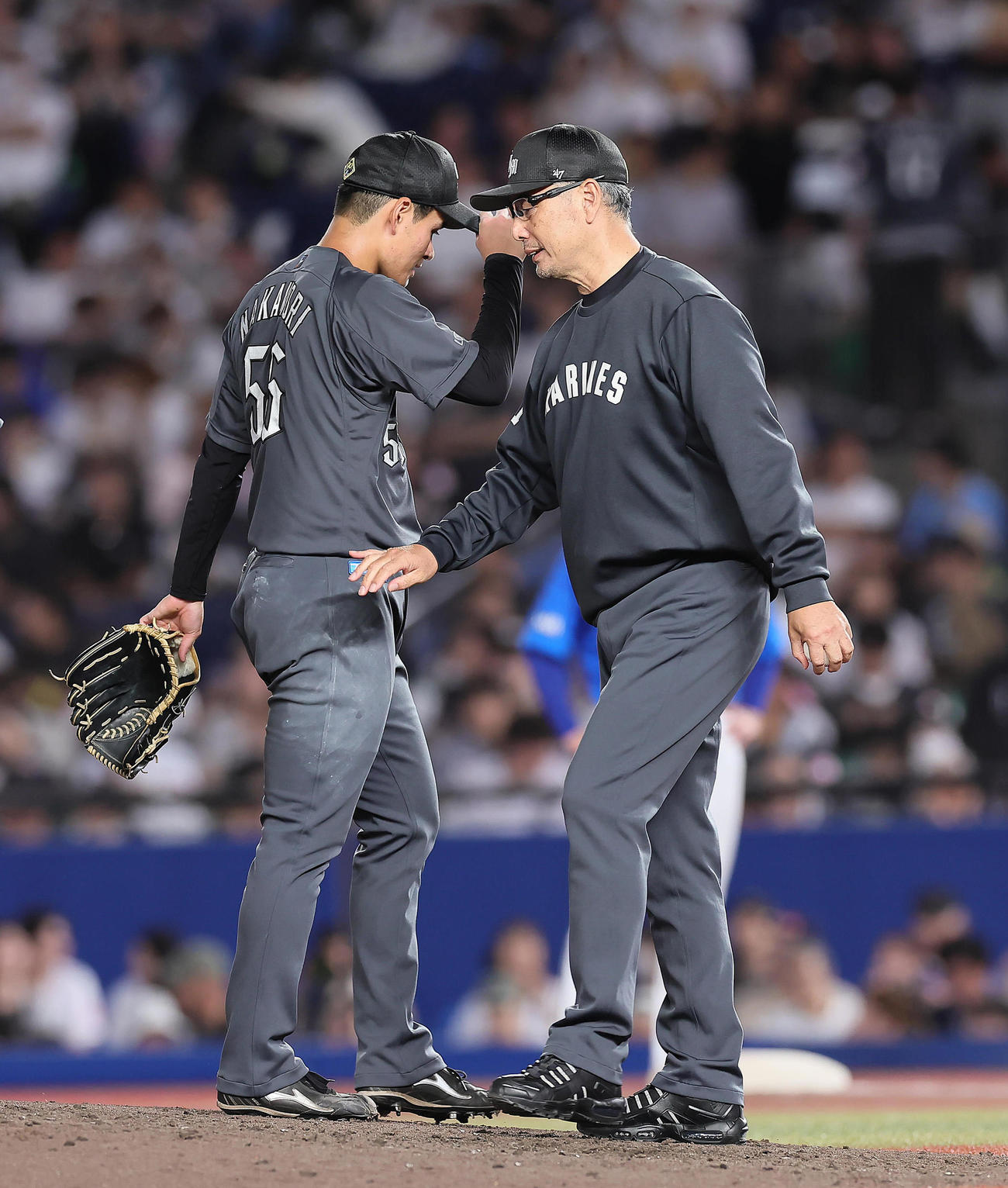 ロッテ対DeNA 6回途中、マウンドを降りるロッテ中森（左）をねぎらう吉井監督（撮影・足立雅史）