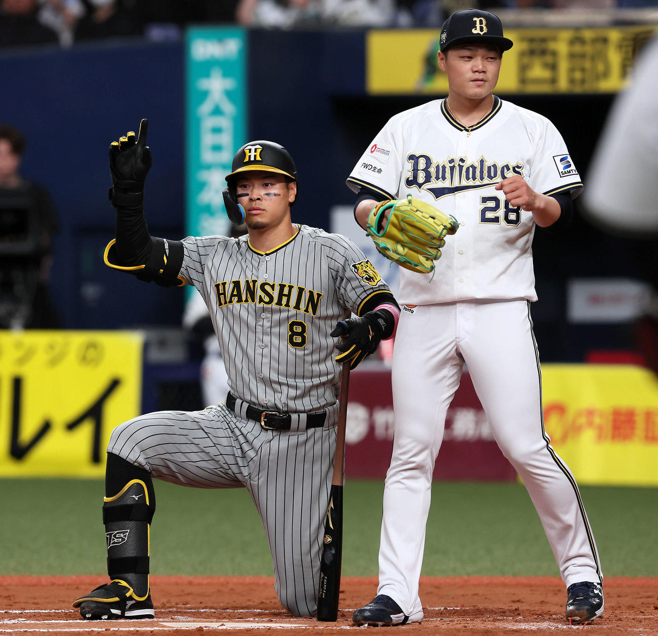 オリックス対阪神　7回表阪神2死満塁、佐藤輝は打球が天井に当たったことをアピール。右は富山（撮影・加藤哉）