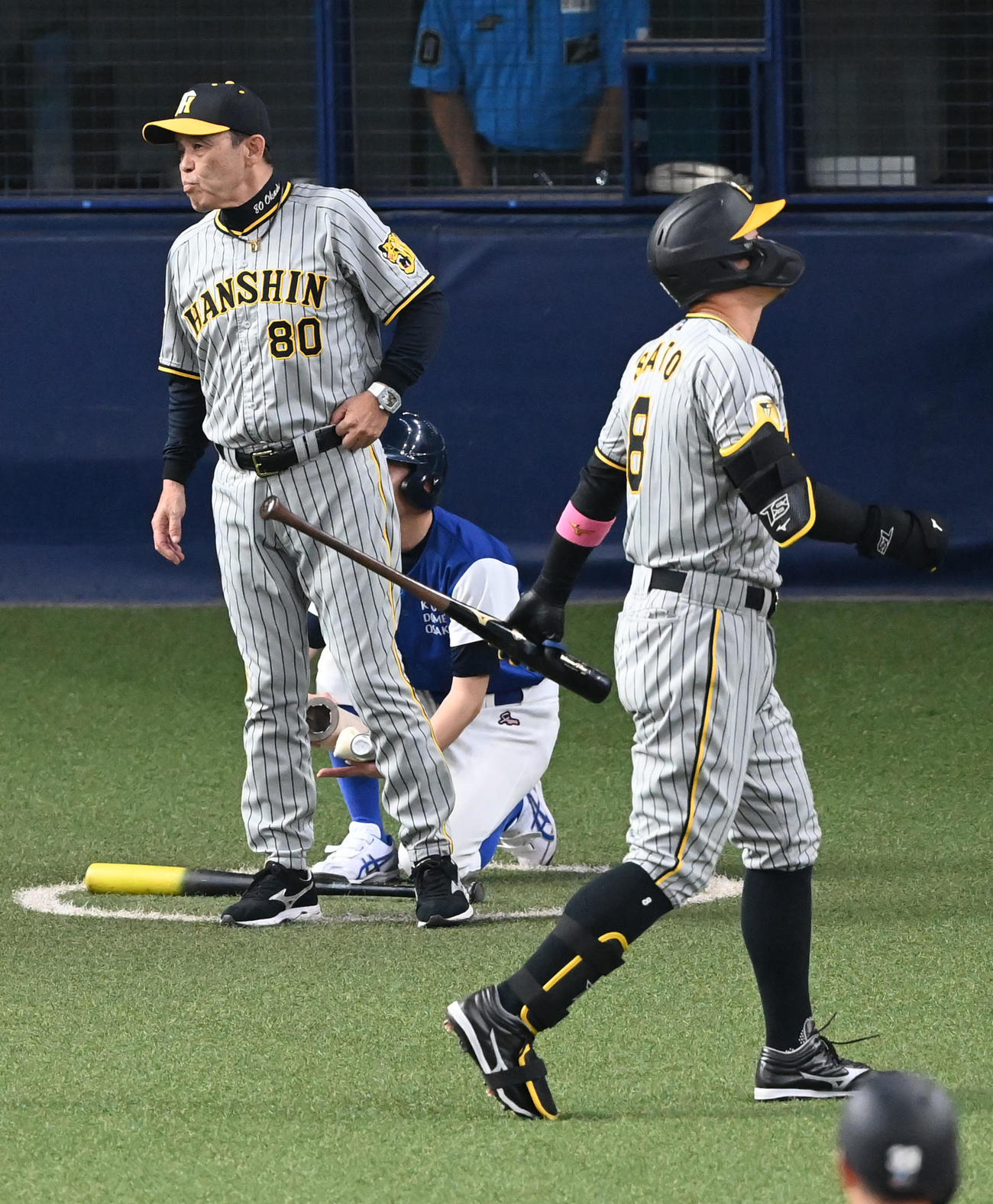 オリックス対阪神　7回、交代を告げる岡田監督（左）。右は空振り三振に倒れた佐藤輝（撮影・前岡正明）
