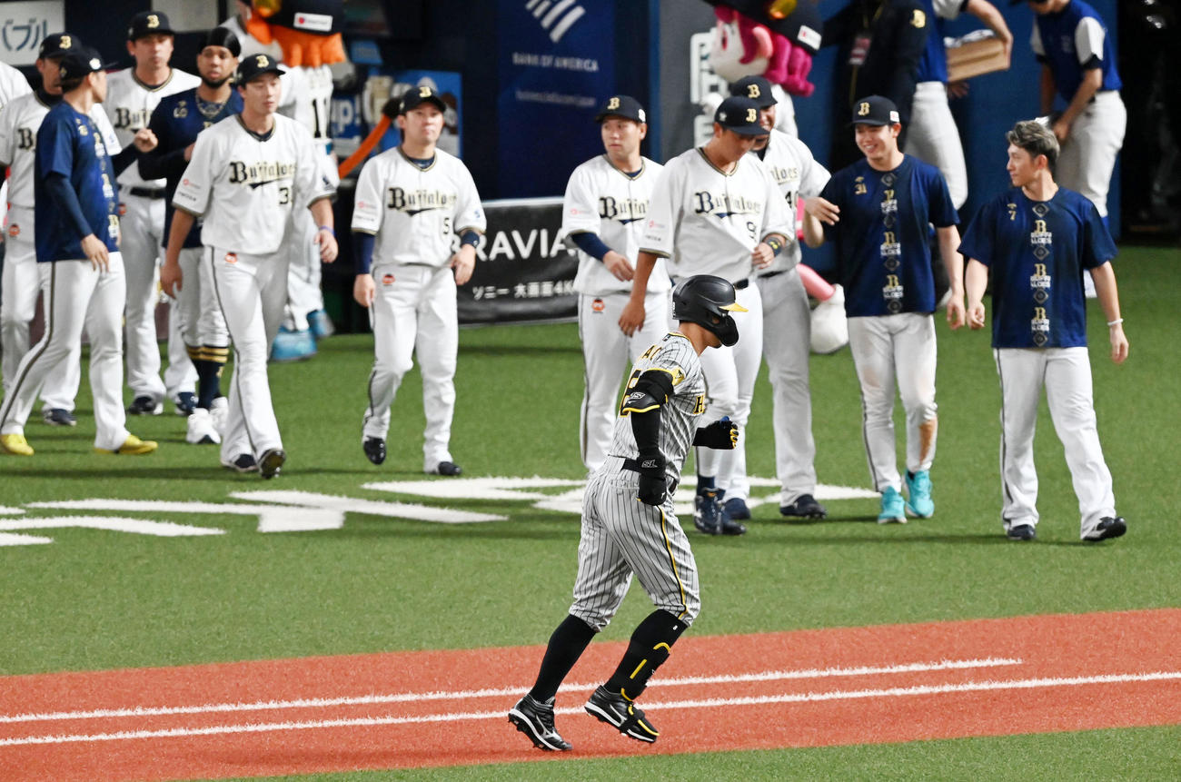 オリックス対阪神　9回表阪神2死一、二塁、佐藤輝明は一ゴロに倒れがっくりと引き揚げる（撮影・前岡正明）
