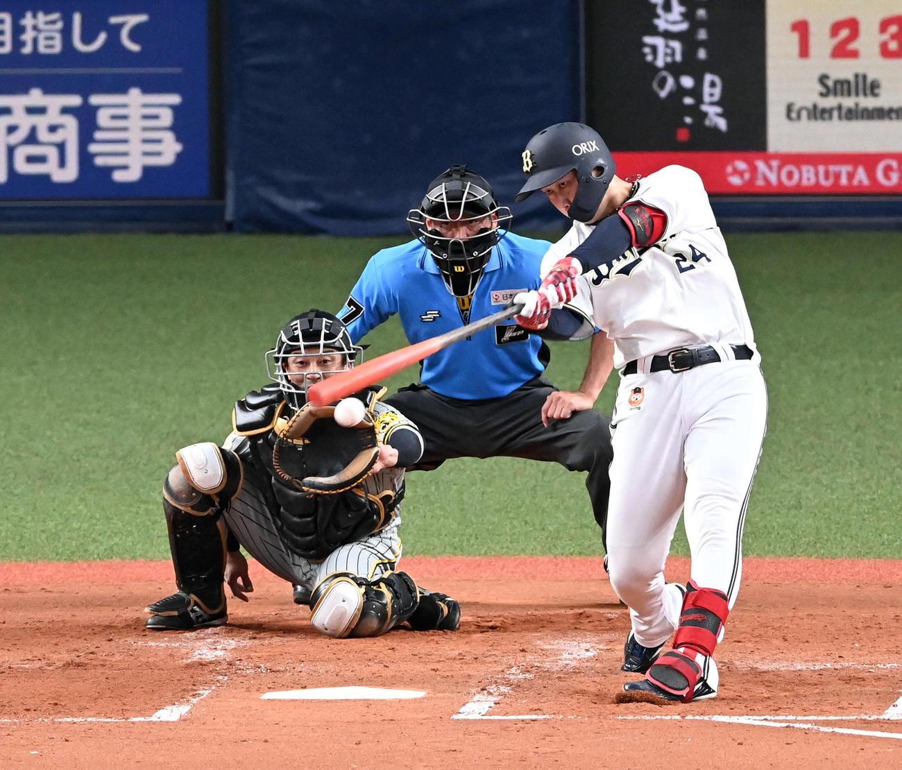 オリックス対阪神　4回裏オリックス2死一、二塁、紅林は先制の左前適時打を放つ（撮影・前岡正明）