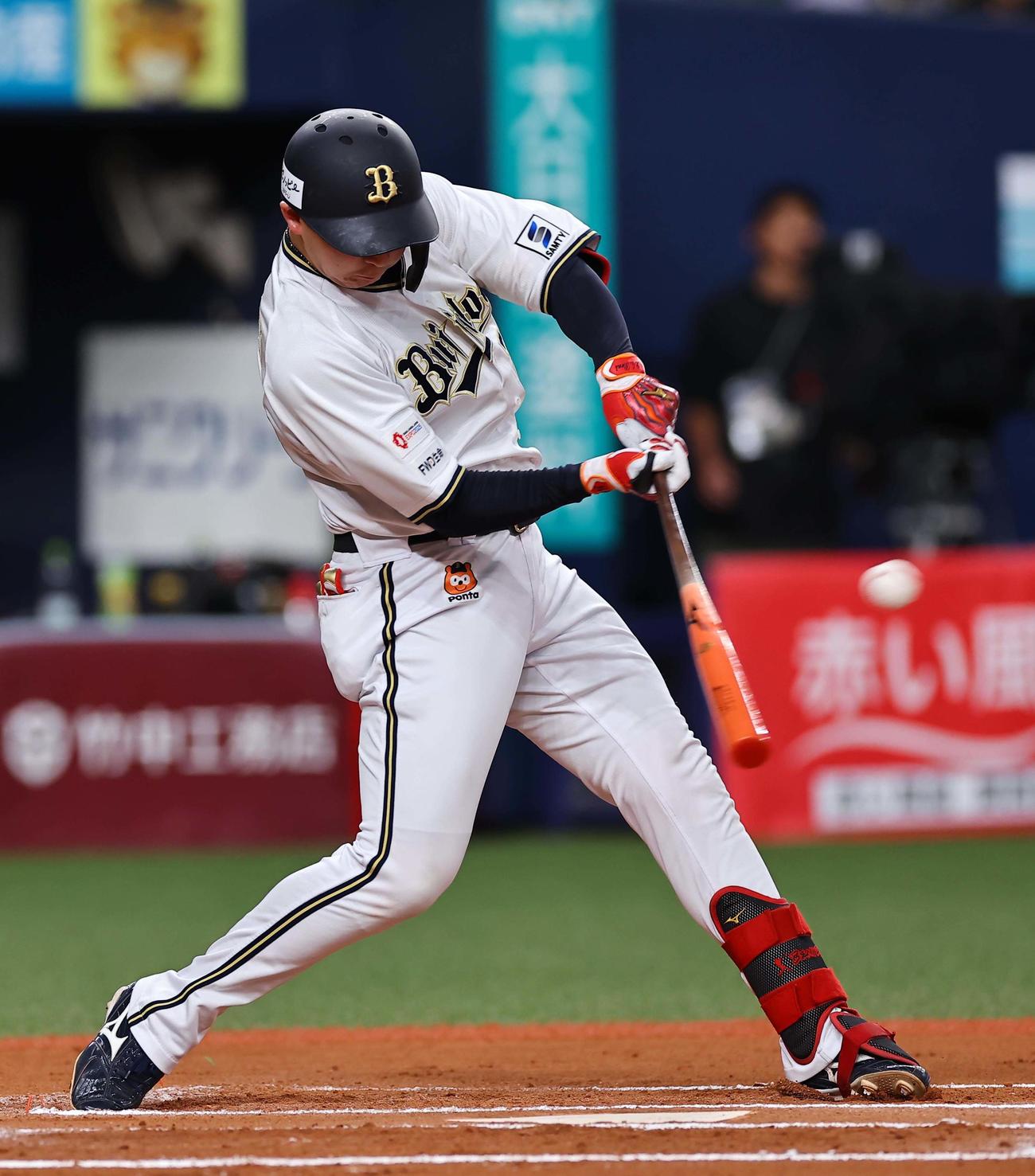 オリックス対阪神　6回裏オリックス1死一塁、紅林は中へ適時二塁打を放つ（撮影・上田博志）