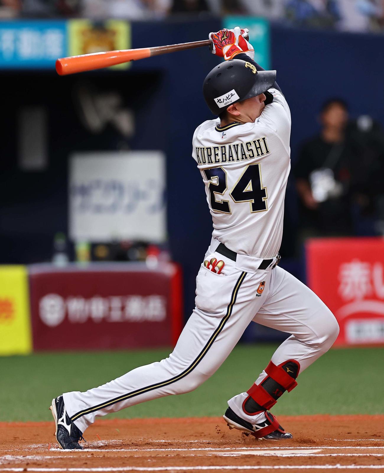 オリックス対阪神　6回裏オリックス1死一塁、紅林は中へ適時二塁打を放つ（撮影・上田博志）