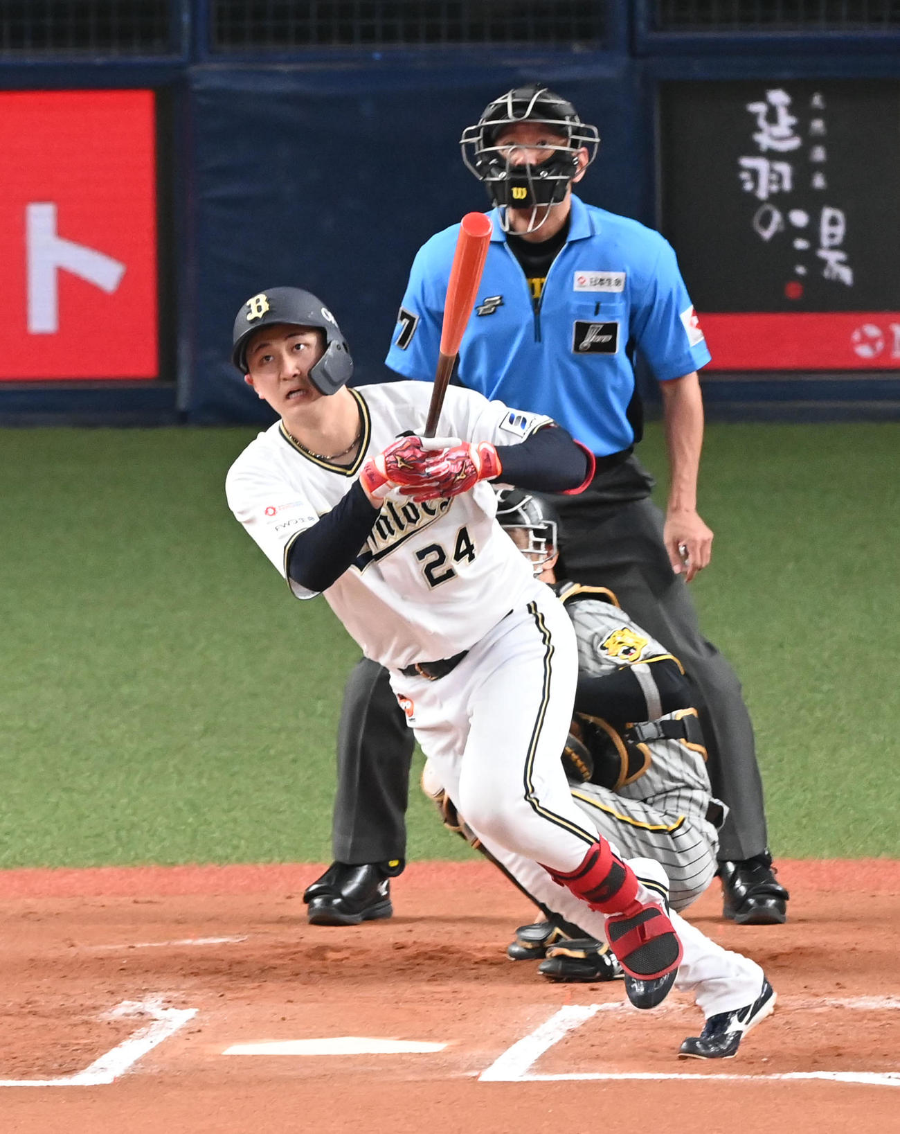 オリックス対阪神　6回裏オリックス1死一塁、紅林は中適時二塁打を放つ（撮影・前岡正明）