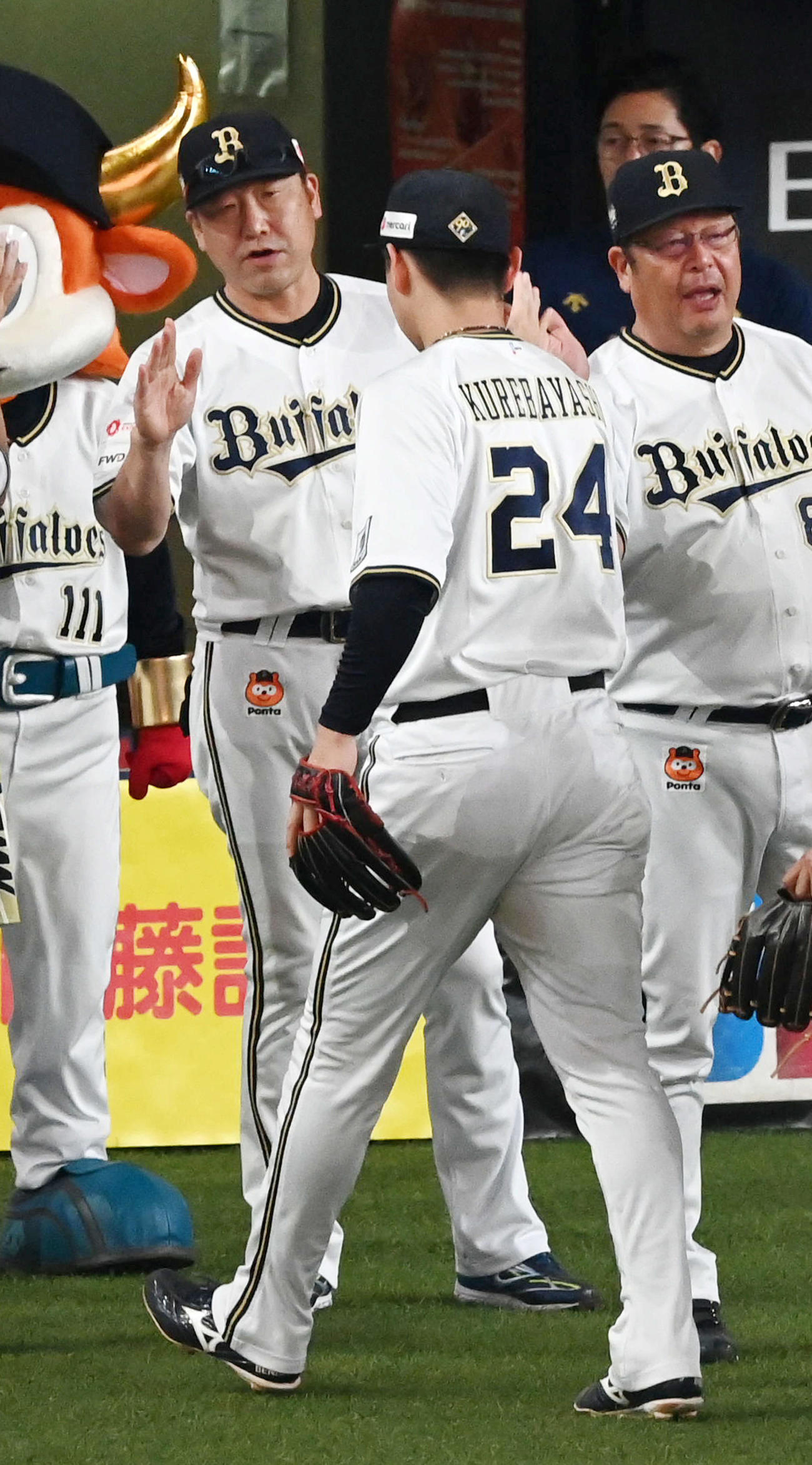 オリックス対阪神　2適時打の紅林（右）を迎える中嶋監督（撮影・前岡正明）