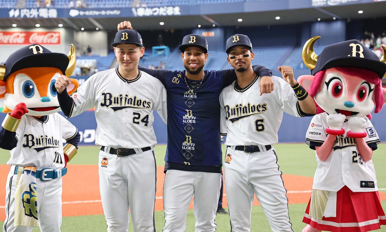 オリックス対阪神　ヒーローインタビューを終え笑顔を見せる左から紅林、エスピノーザ、宗（撮影・上田博志）