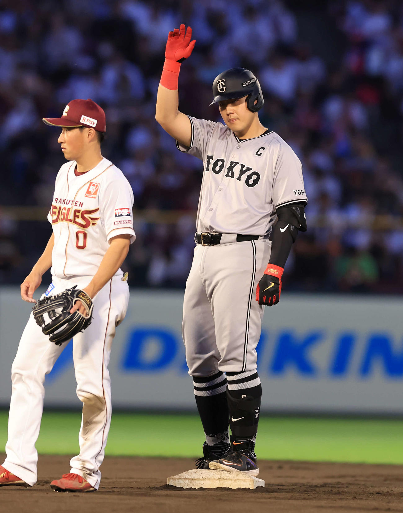 楽天対巨人　4回表巨人無死一塁、岡本和は左適時二塁打を放ち、ベンチに手を上げる（撮影・浅見桂子）