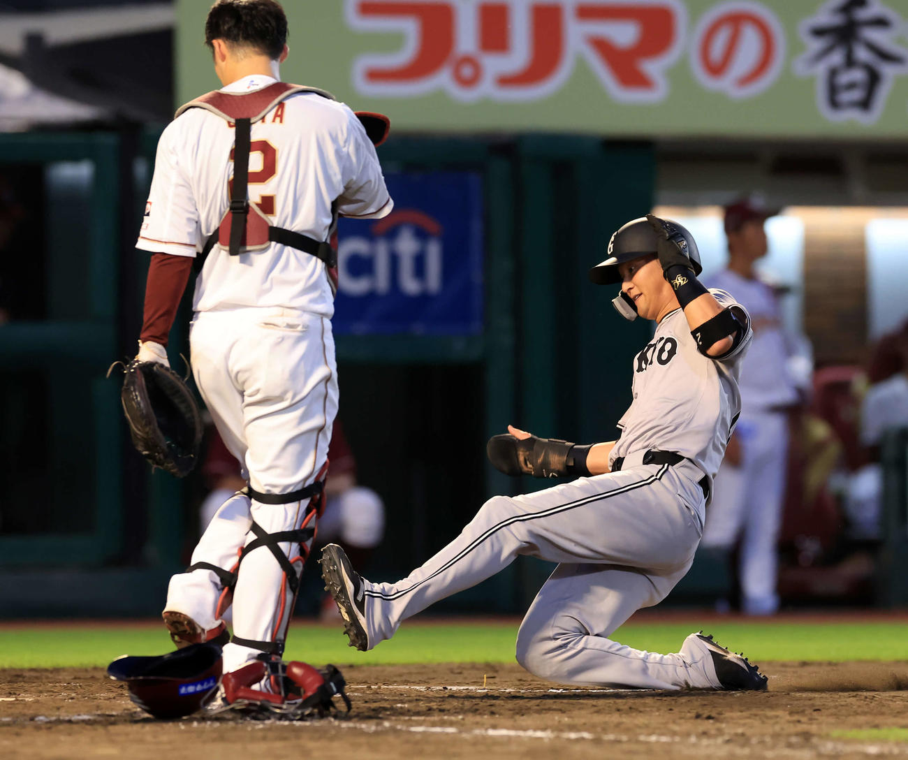 楽天対巨人　4回表巨人無死一塁、岡本和の左適時二塁打で生還する吉川（撮影・浅見桂子）