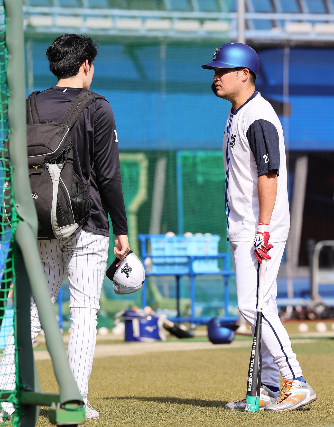 試合前、会話を交わすロッテ佐々木（左）とDeNA筒香（撮影・足立雅史）