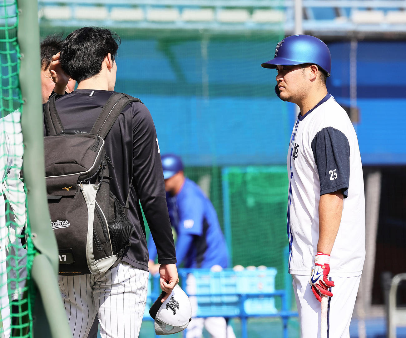 試合前、会話を交わすロッテ佐々木（左）とDeNA筒香（撮影・足立雅史）