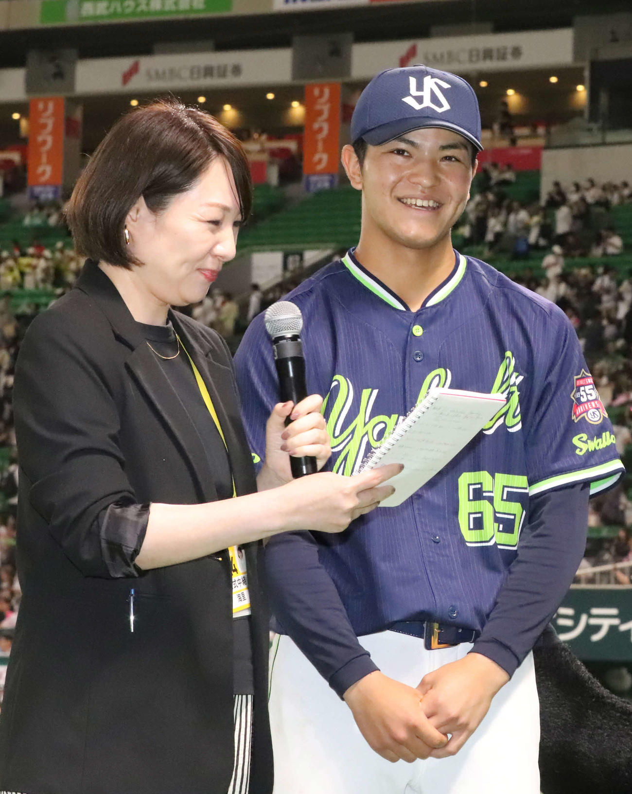 ソフトバンク対ヤクルト　本日のヒーローに輝きインタビューに答える鈴木（撮影・鬼束羽瑠菜）