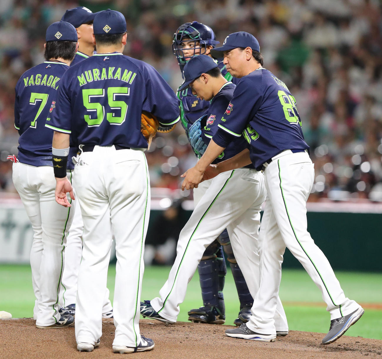 ソフトバンク対ヤクルト　3回裏ソフトバンク1死一、三塁、周東に適時打を浴びた山野に話かける鈴木（撮影・鬼束羽瑠菜）