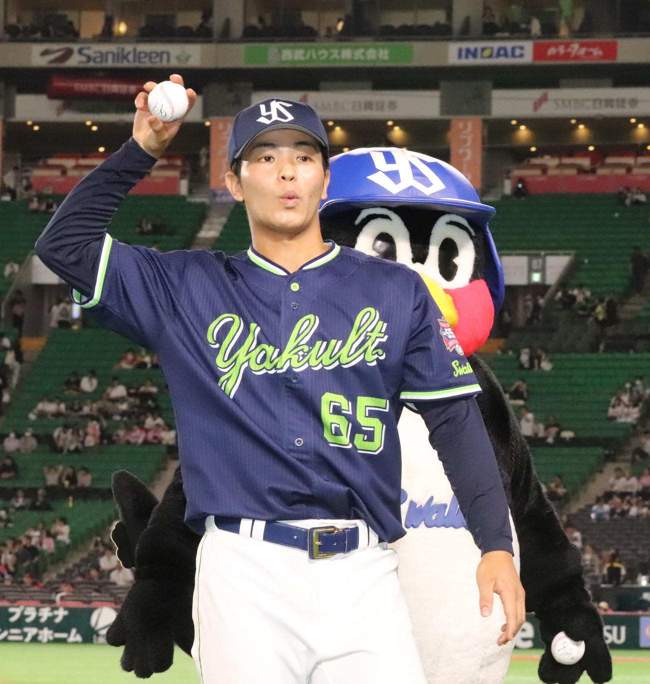 ソフトバンク対ヤクルト　ヒーローインタビューが初めての鈴木はつば九郎に教えてもらいながらファンサービス（撮影・鬼束羽瑠菜）