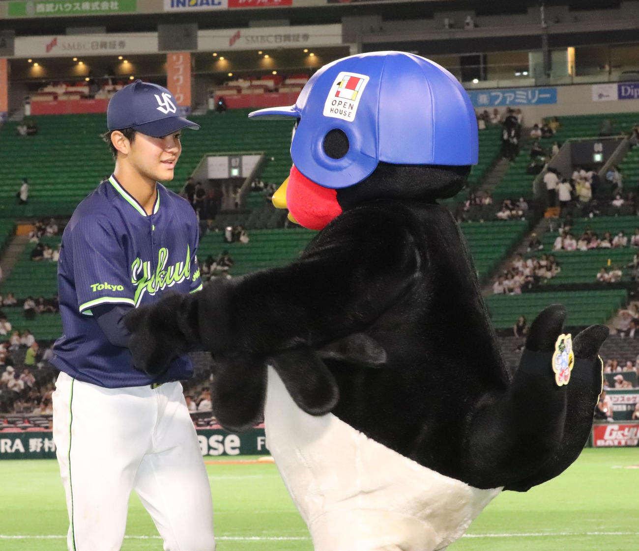 ソフトバンク対ヤクルト　ヒーローインタビューが初めての鈴木はつば九郎に教えてもらいながらファンサービス（撮影・鬼束羽瑠菜）
