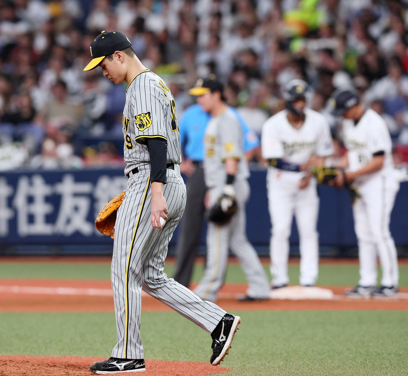 オリックス対阪神　4回裏オリックス2死満塁、大竹は宗に左適時打を打たれうなだれる（撮影・加藤哉）