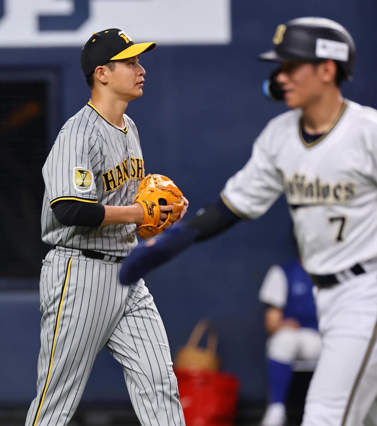 オリックス対阪神　4回裏オリックス2死満塁、宗の2点適時打で西川（右）の生還を許す大竹（撮影・上田博志）