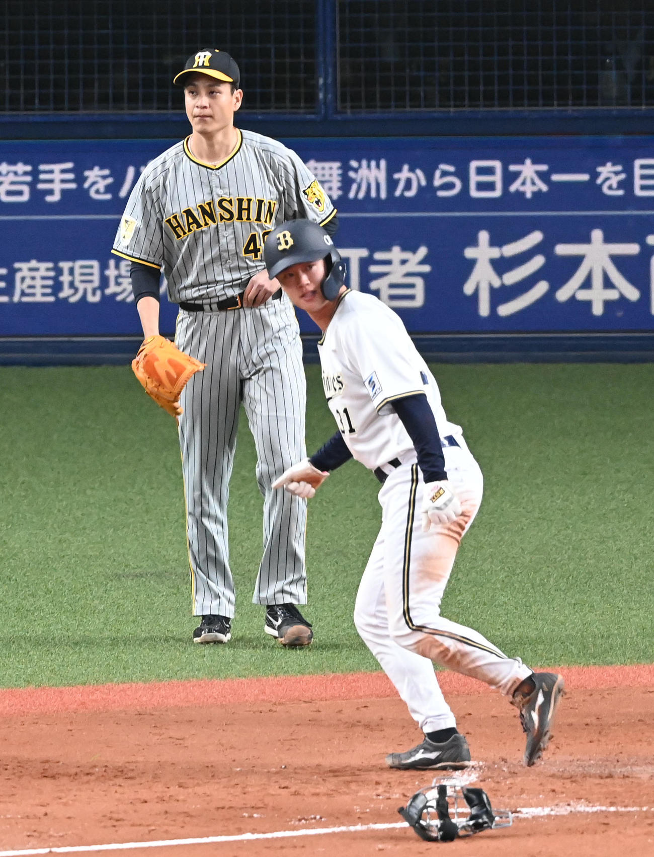 オリックス対阪神　4回裏オリックス2死一、二塁、紅林に先制の左前適時打を打たれた大竹。手前は生還した太田（撮影・前岡正明）
