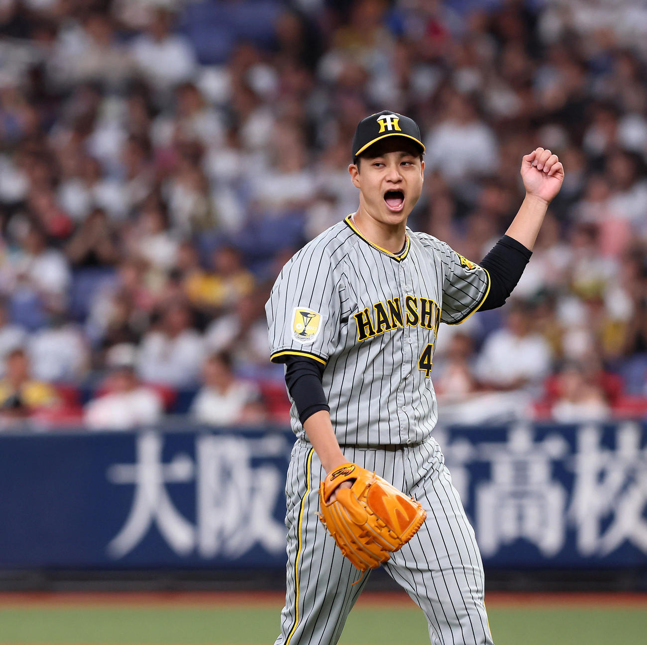 オリックス対阪神　2回裏オリックス1死一塁、セデーニョを三ゴロ併殺に仕留めガッツポーズを見せる大竹（撮影・加藤哉）