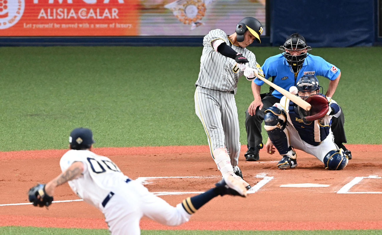 オリックス対阪神　6回表阪神1死、木浪は中前打を放つ。投手エスピノーザ（撮影・前岡正明）