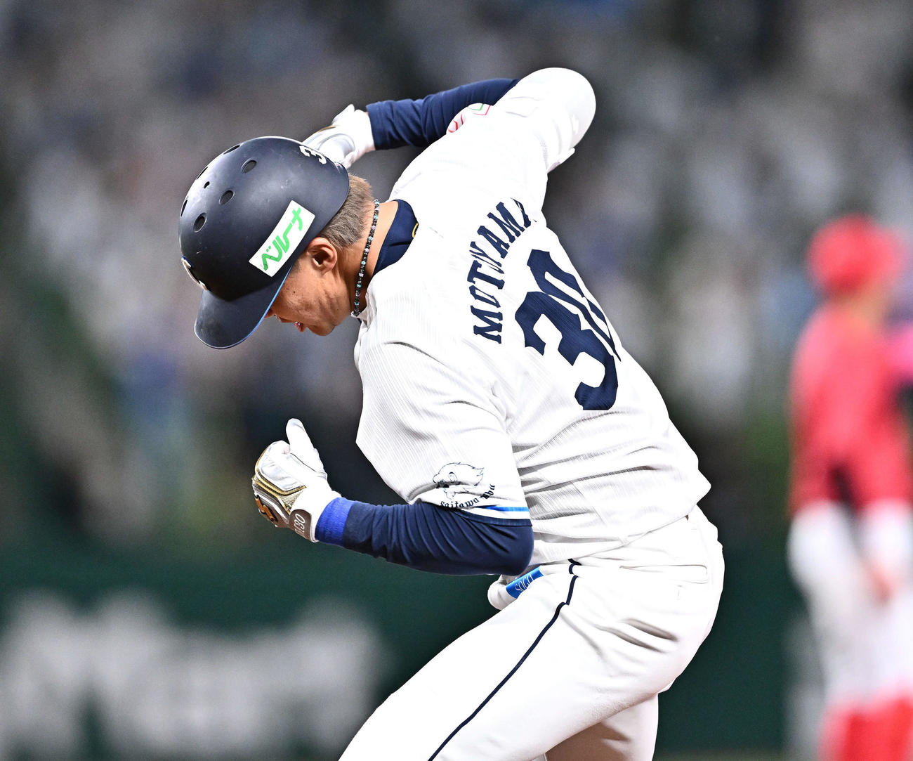 西武対広島　5回裏西武2死三塁、先制中前適時打を放ちガッツポーズする元山（撮影・滝沢徹郎）