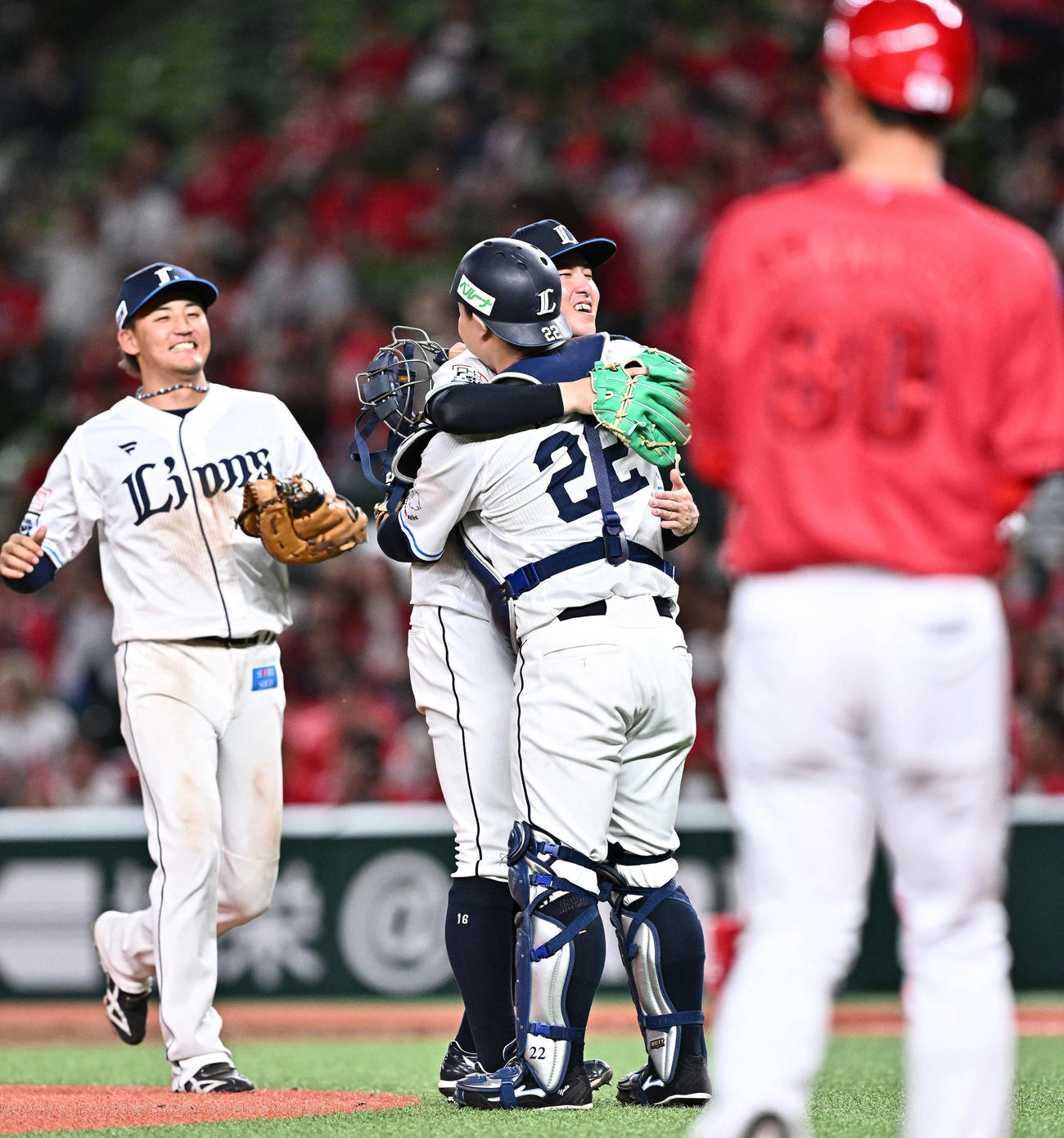 西武対広島　試合後、完封勝利した隅田（中央）は古賀と抱き合って喜ぶ。左は元山（撮影・滝沢徹郎）