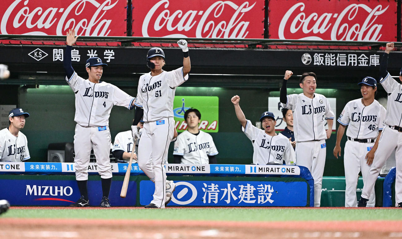 西武対広島　5回裏西武2死三塁、元山の先制中前打にガッツポーズするベンチの選手たち（撮影・滝沢徹郎）