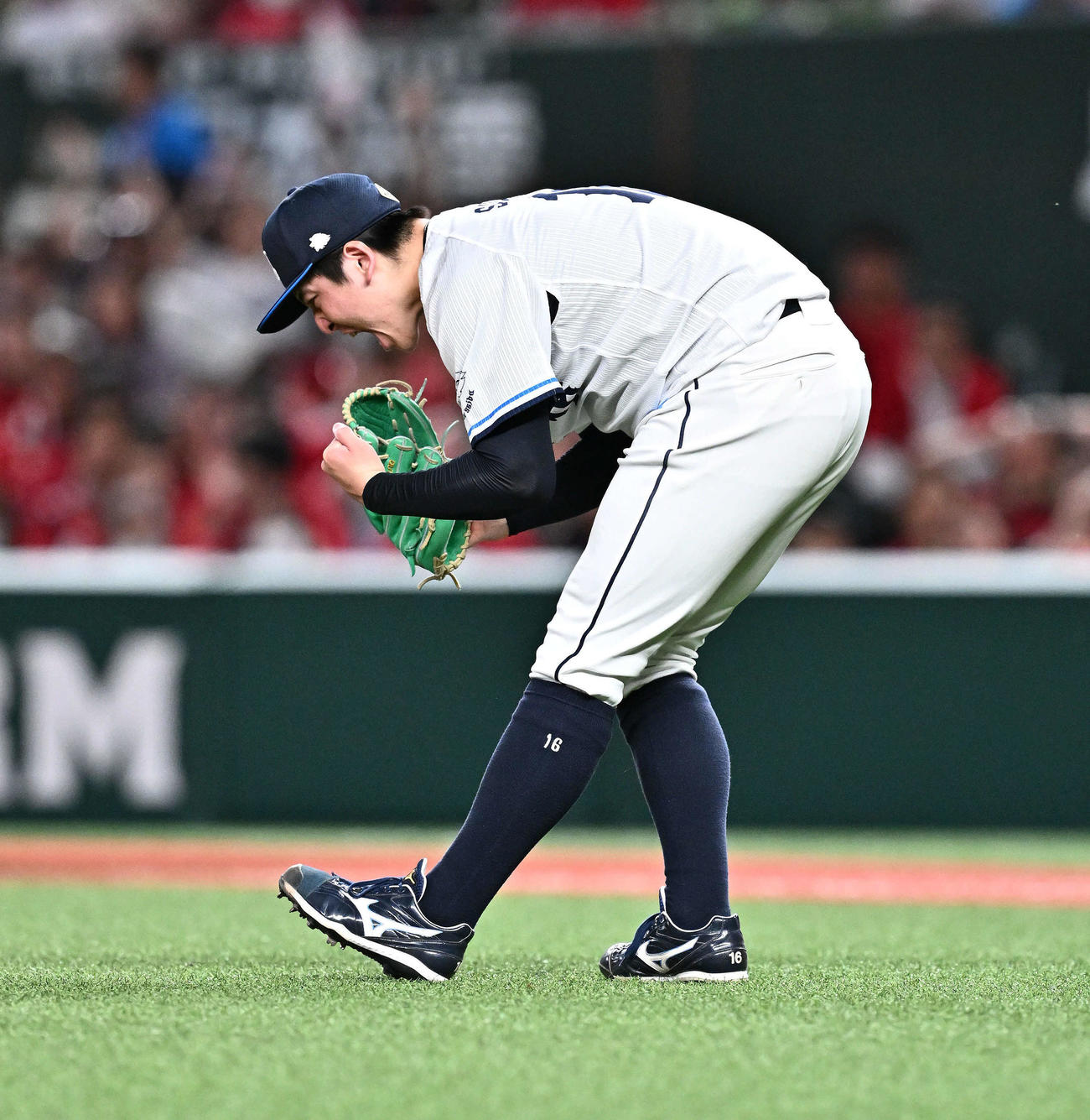 西武対広島　完封勝利し雄たけびを上げる西武隅田（撮影・滝沢徹郎）
