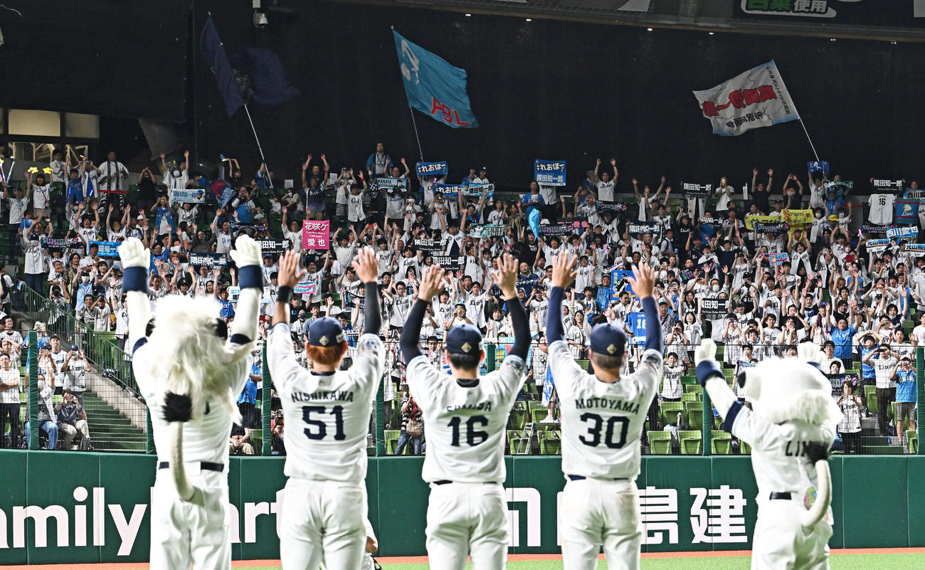 西武対広島　ヒーローインタビューを終えた西武西川（左）、隅田（中央）、元山と勝利を祝うファン（撮影・滝沢徹郎）