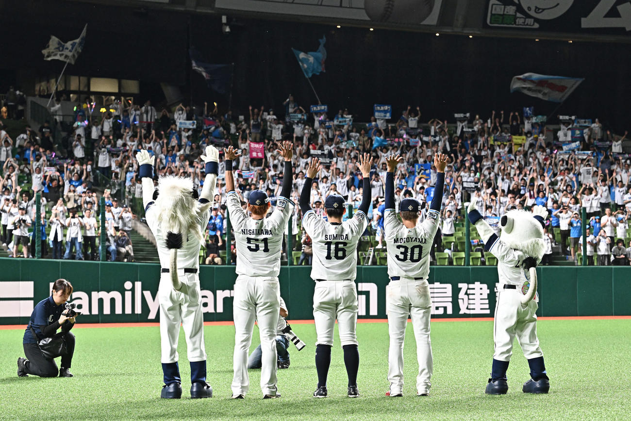 西武対広島　ヒーローインタビューを終えた西武西川（左）、隅田（中央）、元山はファンと勝利を祝う（撮影・滝沢徹郎）