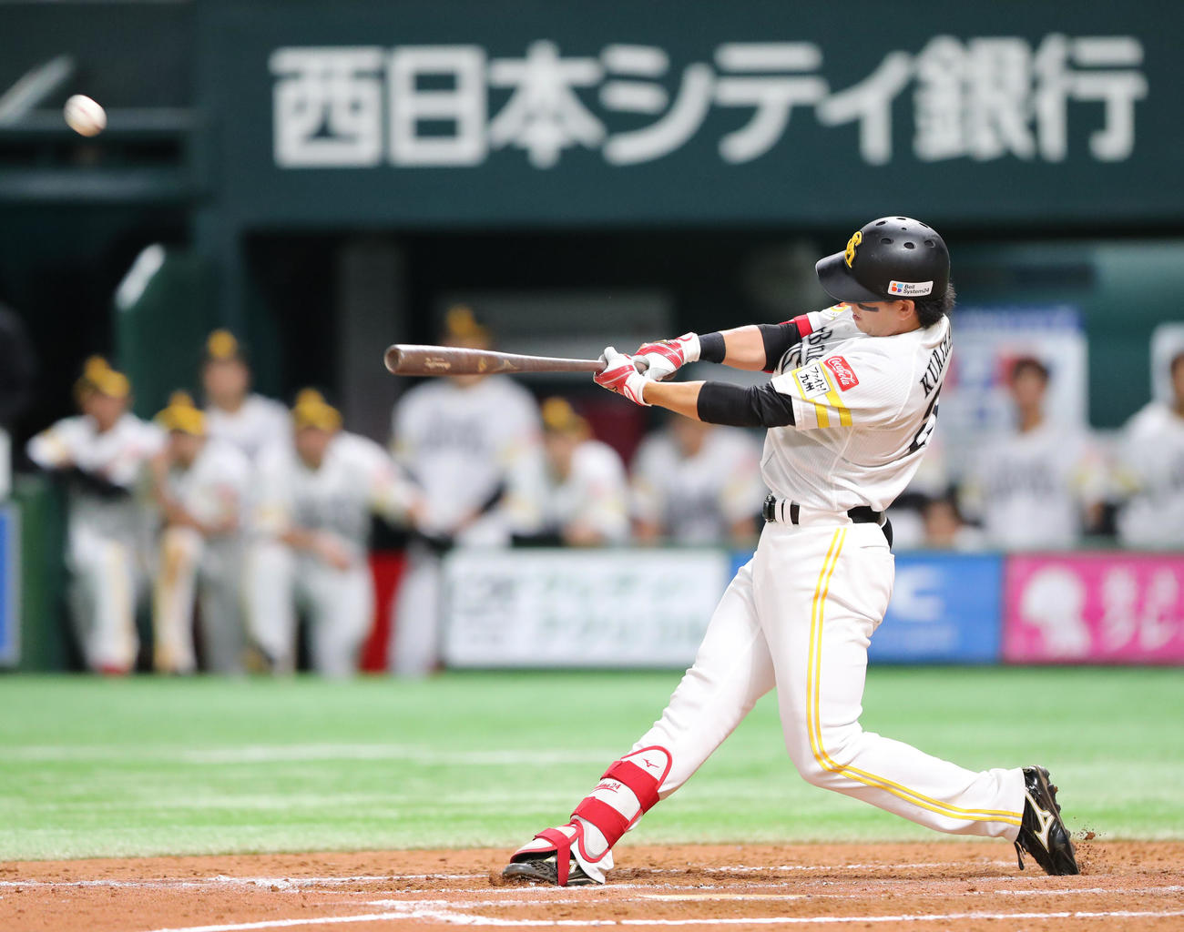 ソフトバンク対ヤクルト　9回裏ソフトバンク無死一塁、栗原は右越え2点本塁打を放つ（撮影・鬼束羽瑠菜）