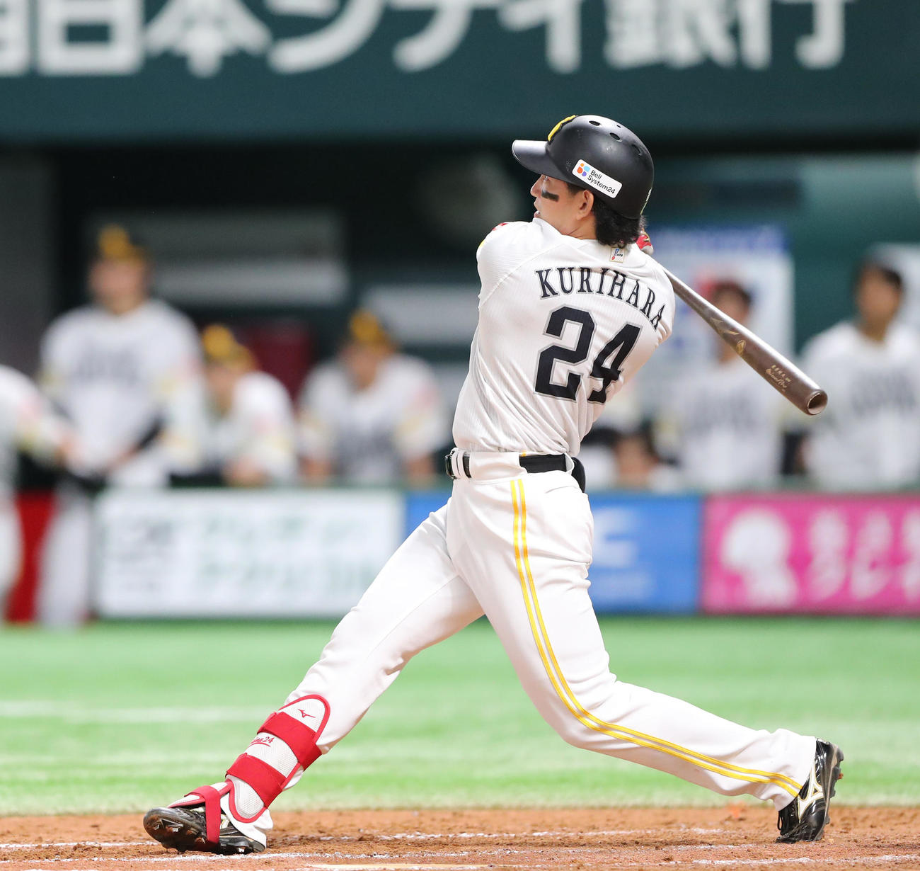 ソフトバンク対ヤクルト　9回裏ソフトバンク無死一塁、栗原は右越え2点本塁打を放つ（撮影・鬼束羽瑠菜）