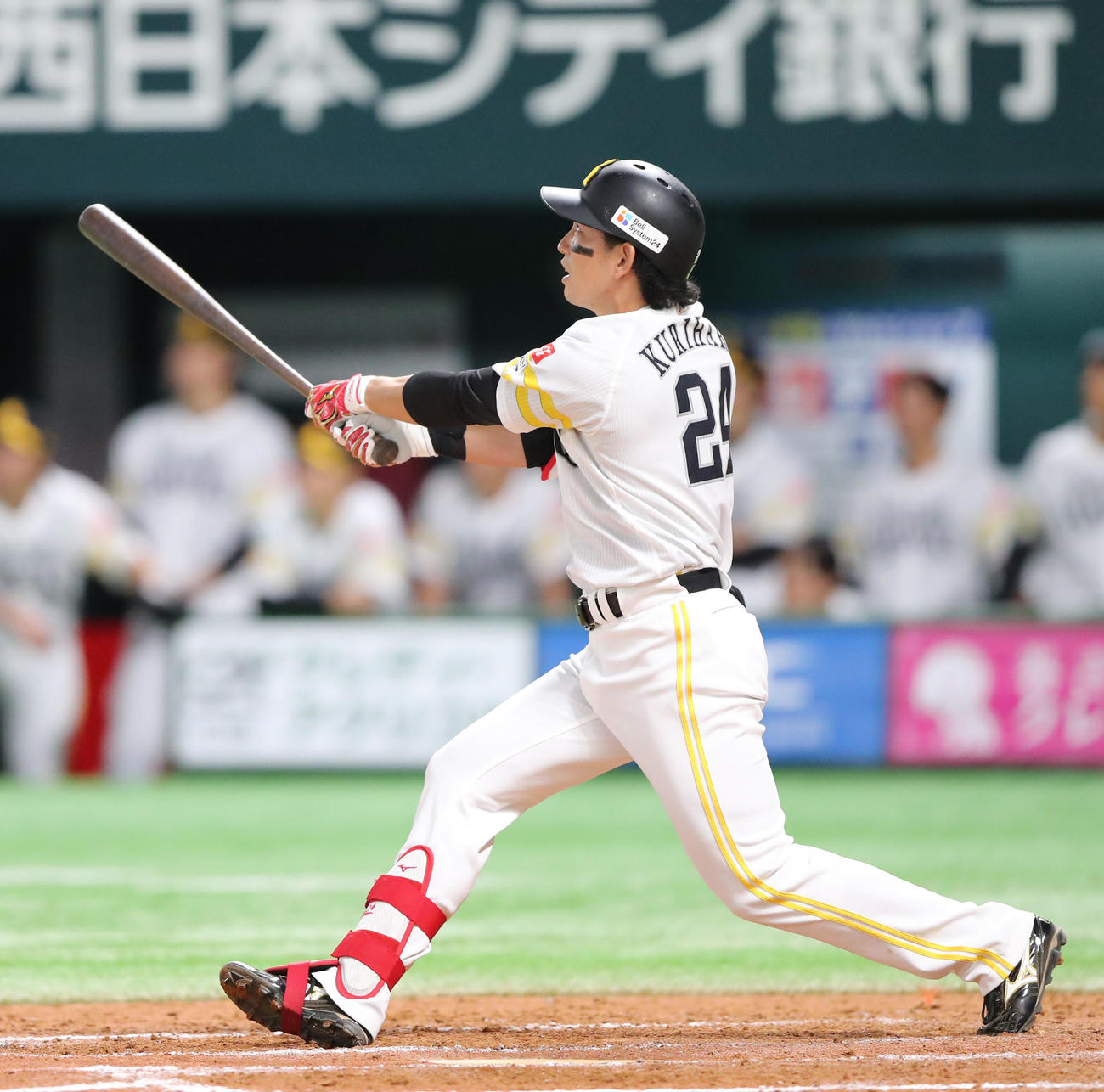 ソフトバンク対ヤクルト　9回裏ソフトバンク無死一塁、栗原は右越え2点本塁打を放つ（撮影・鬼束羽瑠菜）