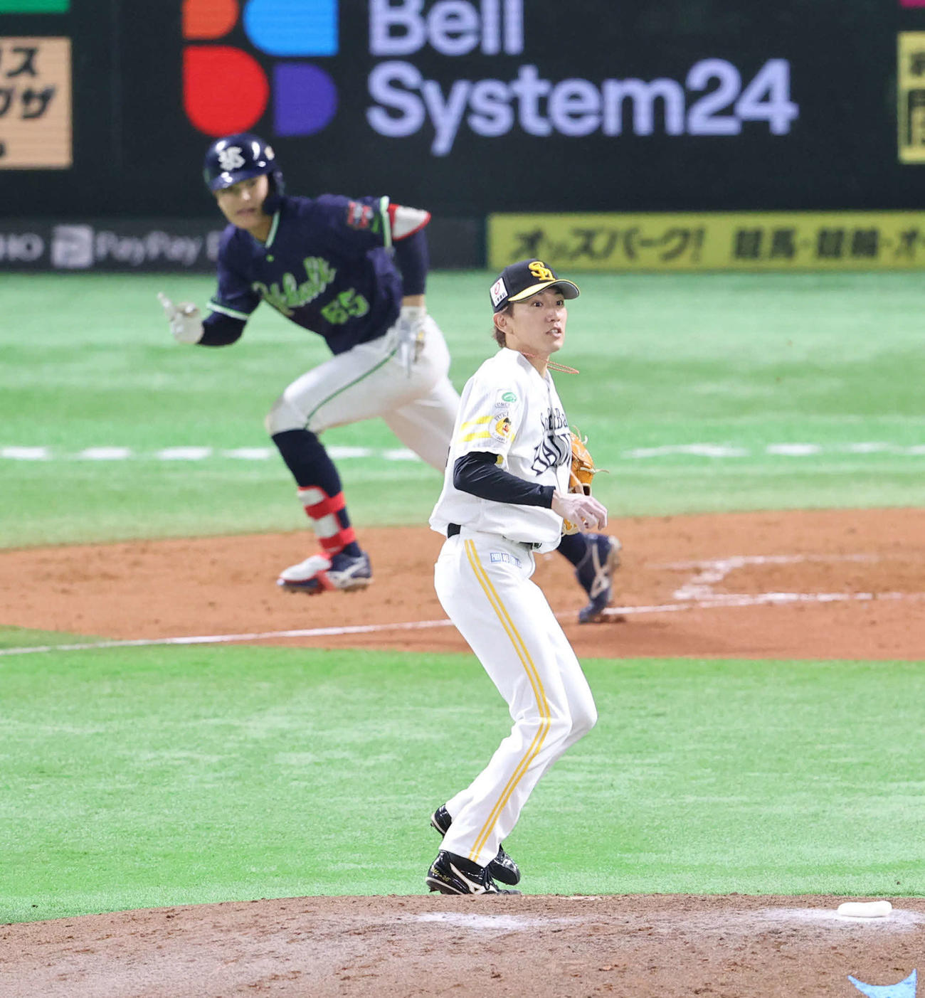 ソフトバンク対ヤクルト　4回表ヤクルト2死満塁、鈴木に勝ち越しとなる左前適時打を浴びた大津（撮影・梅根麻紀）