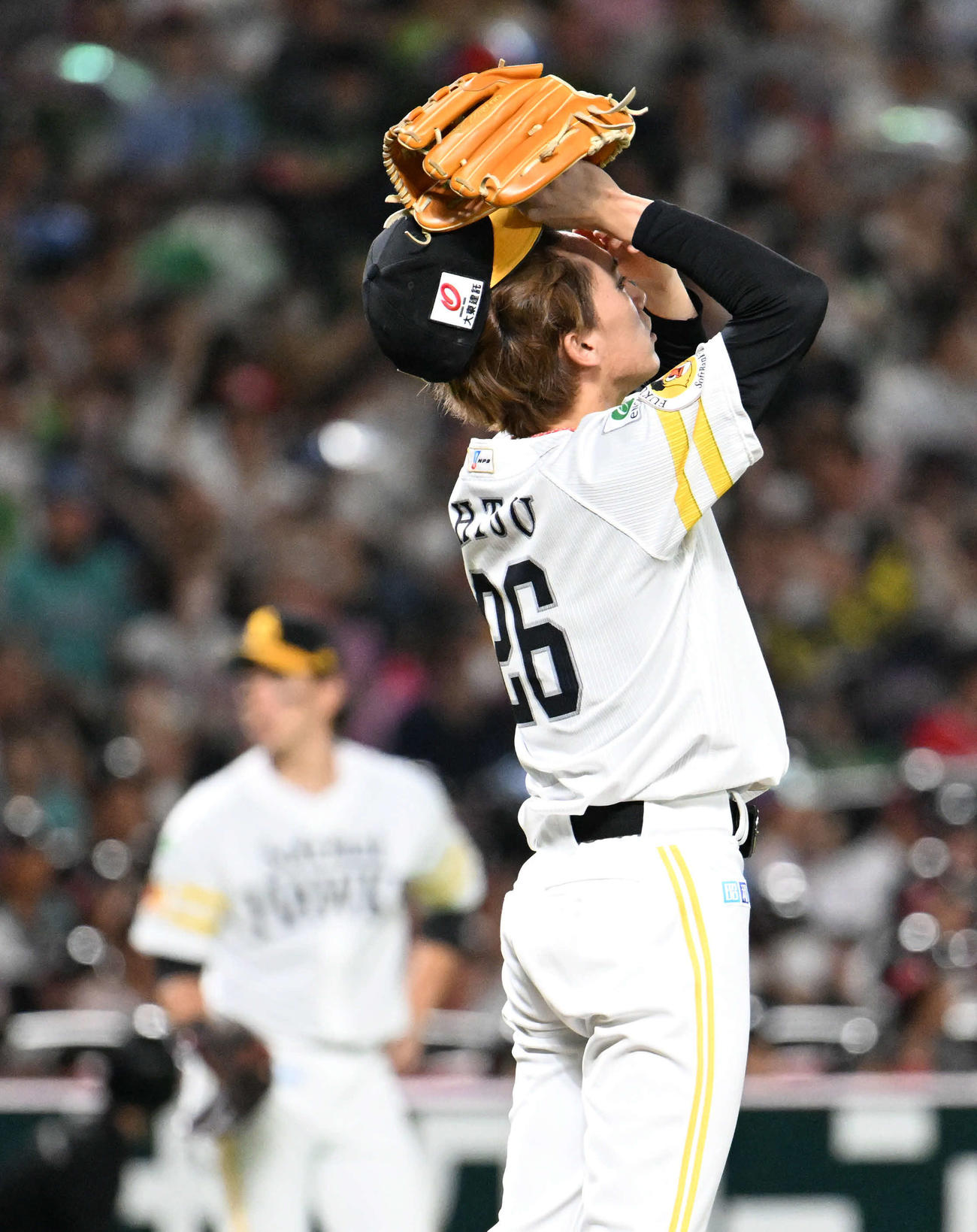 ソフトバンク対ヤクルト　5回表ヤクルト1死一、二塁、村上に3点本塁打を打たれがっくりする大津（撮影・林敢治）